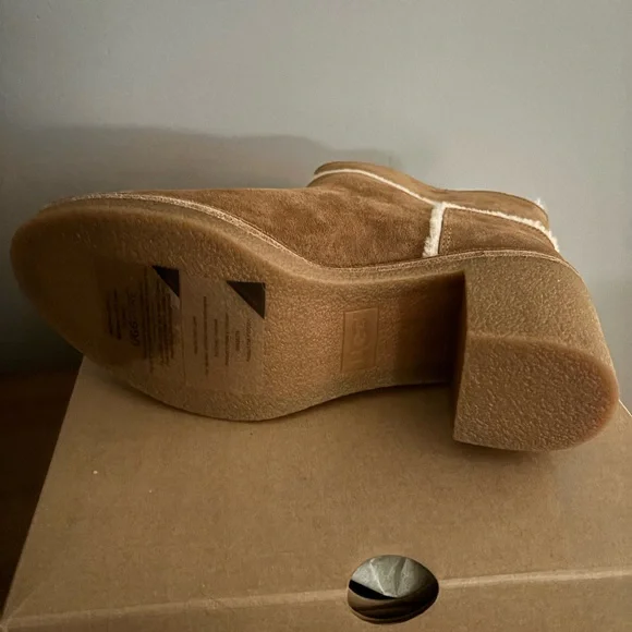 UGG Kasen Boots - Picture 3 of 4